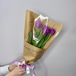 5 фиолетовых тюльпанов в упаковке