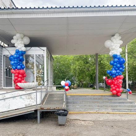 Разнокалиберная гирлянда из шаров триколор