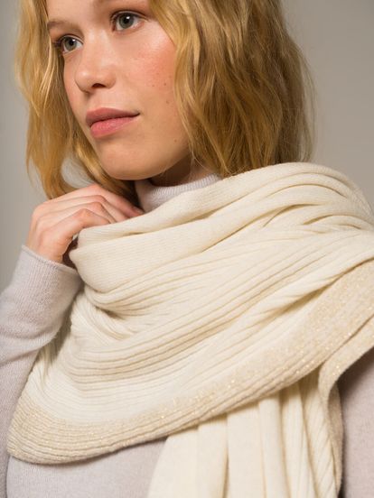 Женский шарф молочного цвета из шерсти и кашемира - фото 3