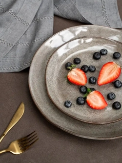 Набор из 2 тарелок 28 см мятый фарфор серая