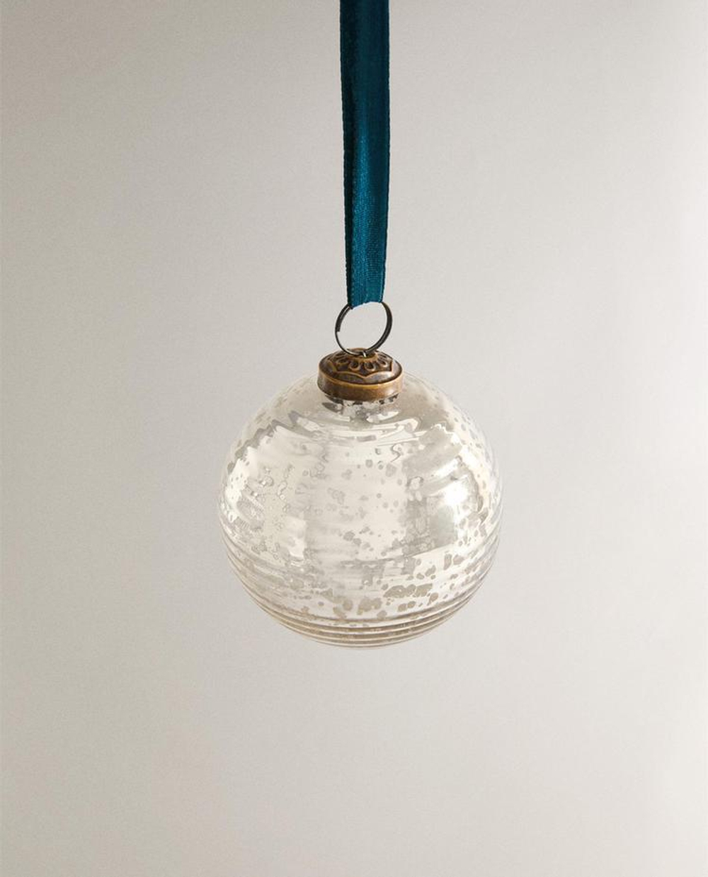 ZARA HOME СТЕКЛЯННОЕ УКРАШЕНИЕ ДЛЯ РОЖДЕСТВЕНСКОЙ ЕЛКИ В ФОРМЕ ШАРА, СЕРЕБРЯНЫЙ