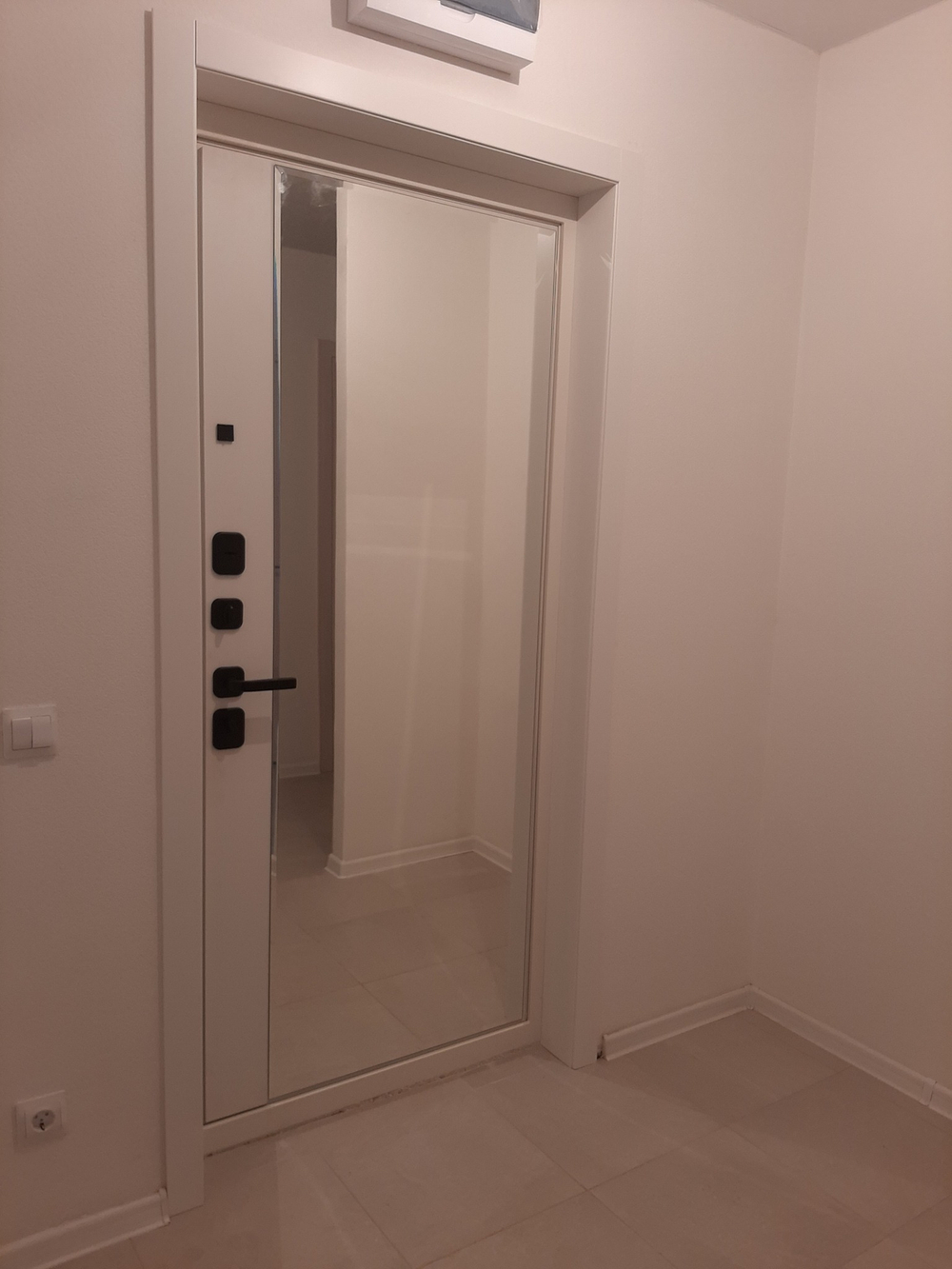 Входная металлическая белая дверь АСД Ливерпуль с Зеркалом (Белый матовый)