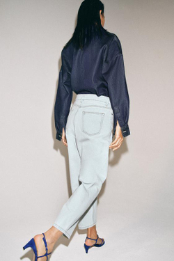 ZARA ЗАУЖЕННЫЕ ДЖИНСЫ СО СРЕДНЕЙ ПОСАДКОЙ — ZW COLLECTION, ГОЛУБОЙ