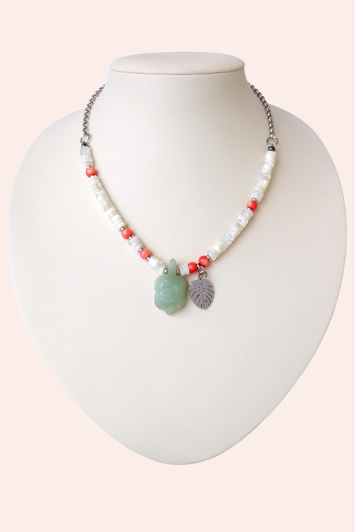 бусы из перламутра с нефритовой подвеской