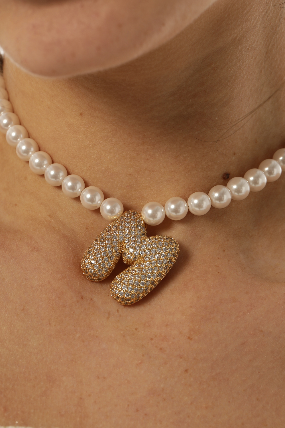 Колье жемчуг, массивная буква с камнями