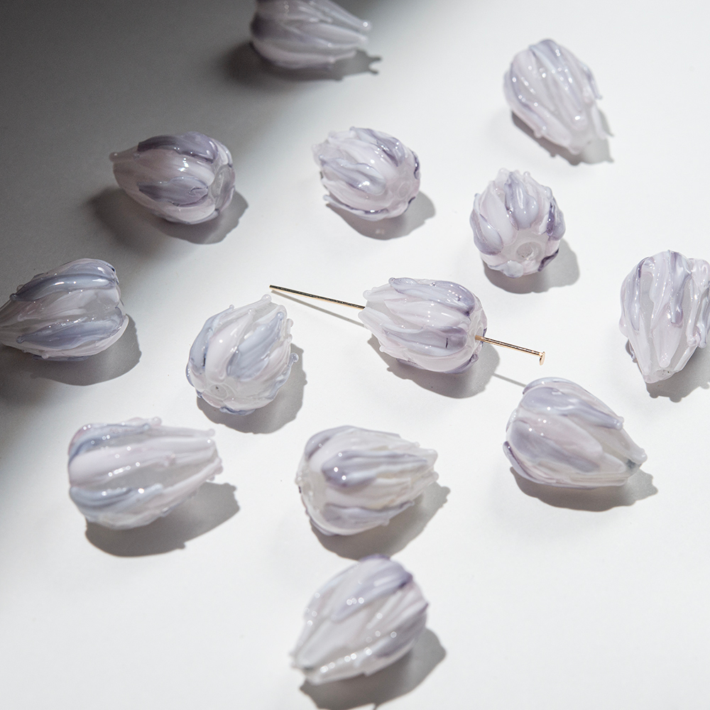 Бусина лампворк "Бутон", 21*15,5мм, бело-лиловое стекло