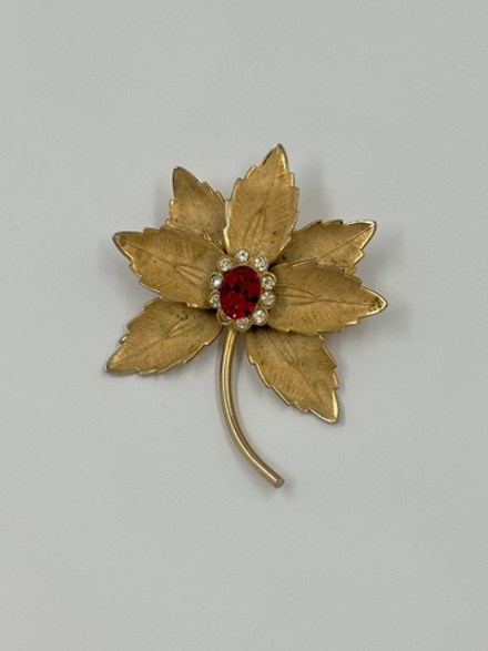 Брошь Листик с кристаллами