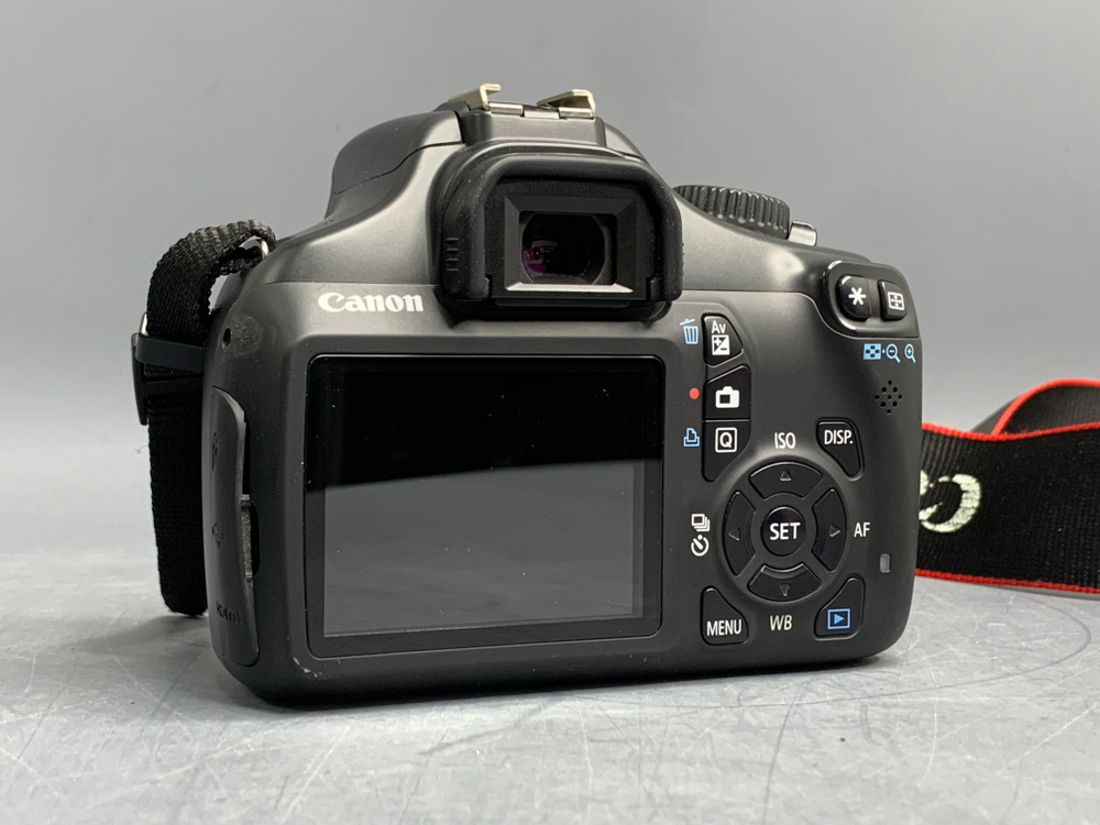 Canon EOS 1100D kit EF-S 18-55mm 3.5-5.6 ll 6.820 Кадров