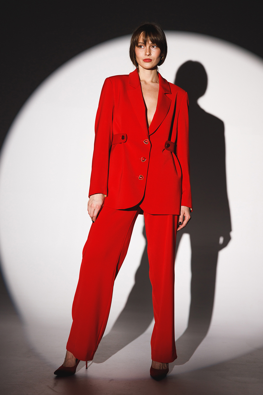 Пиджак с оригинальными пуговицами прямого кроя  в красном оттенке