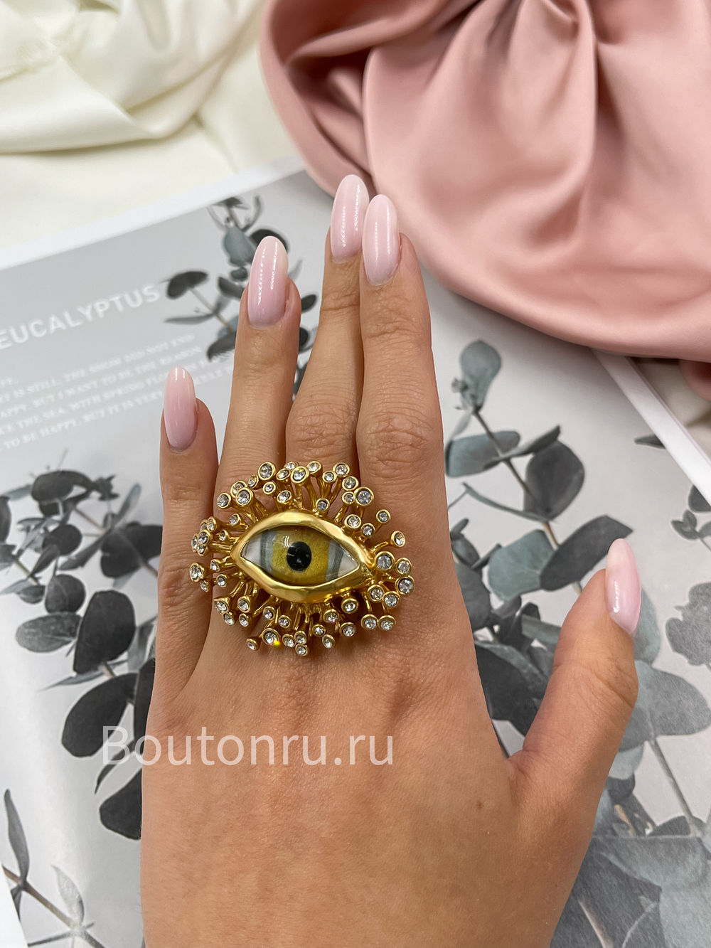 Кольцо Скиапар. крупное золотистое в форме глаза со стразами