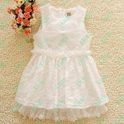 Платье однотонное ажурное с отделкой бусинами и бантом