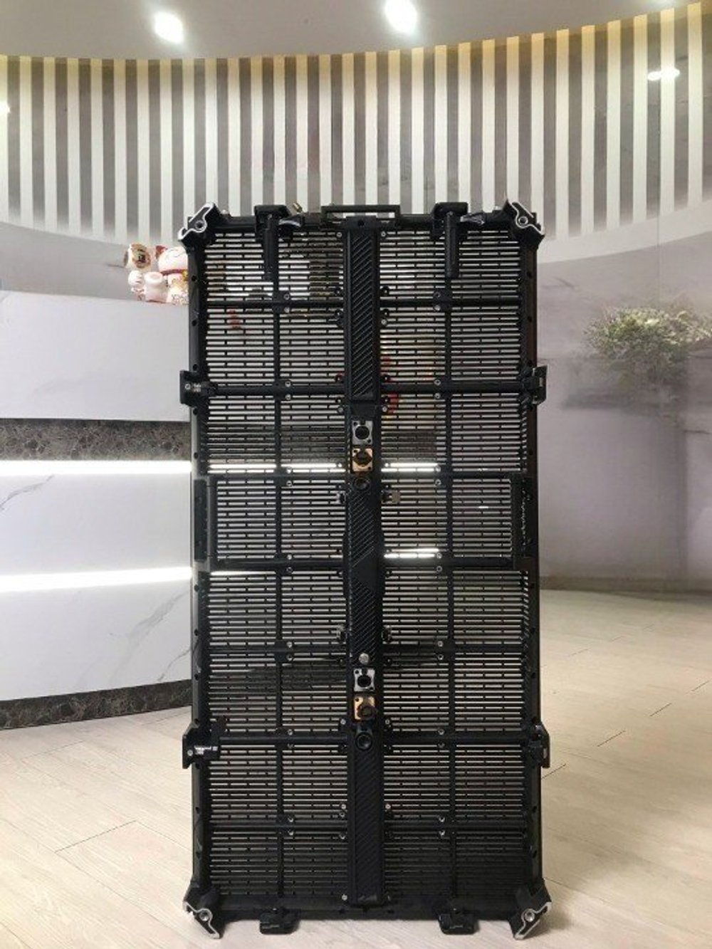 XL Cabinet 500×1000 мм Outdoor — полупрозрачный уличный прокатный кабинет LED экрана IP65