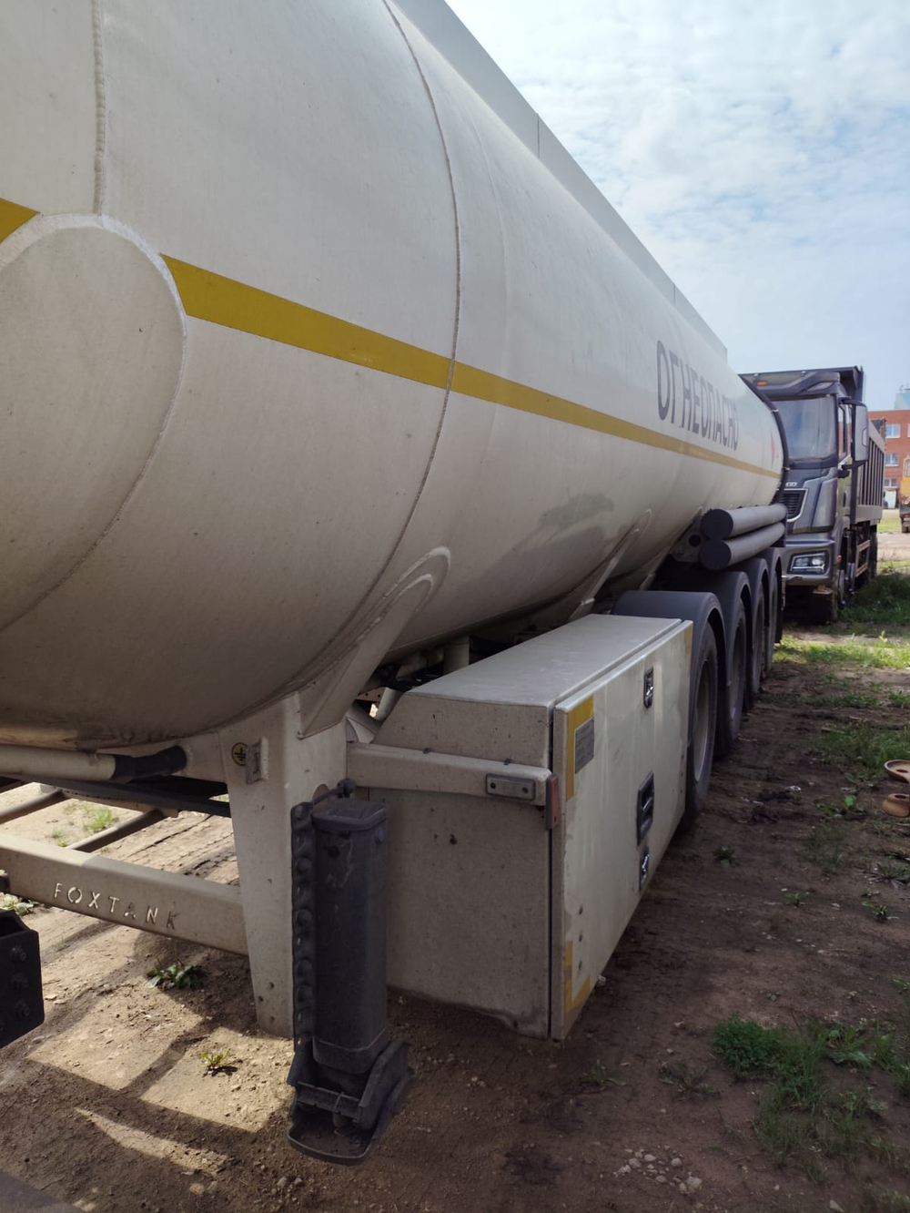 FoxTank 8777 Полуприцеп цистерна 877721 (светлые нефтепродукты)