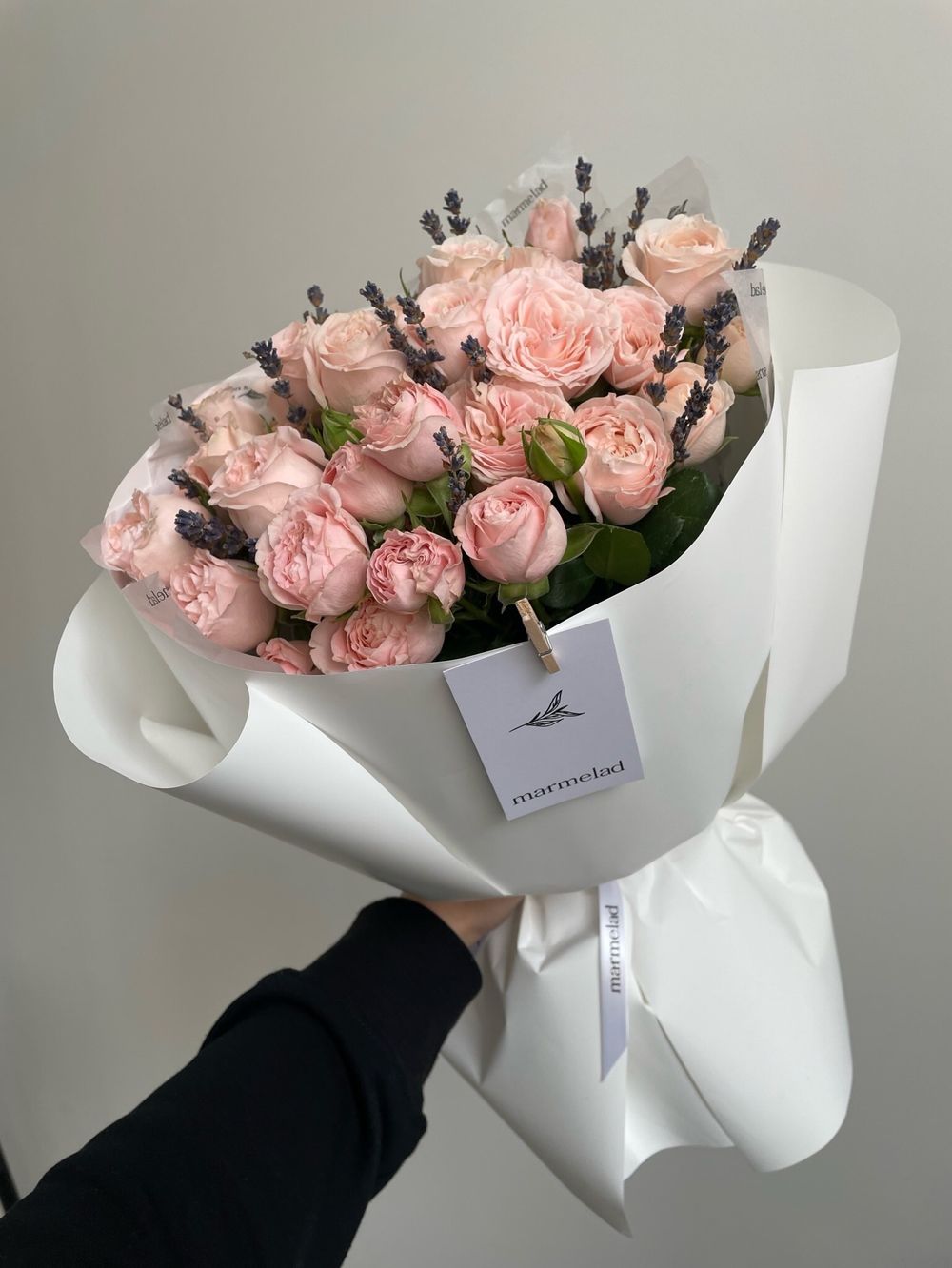 Авторский букет из пионовидных роз с лавандой в оформлении