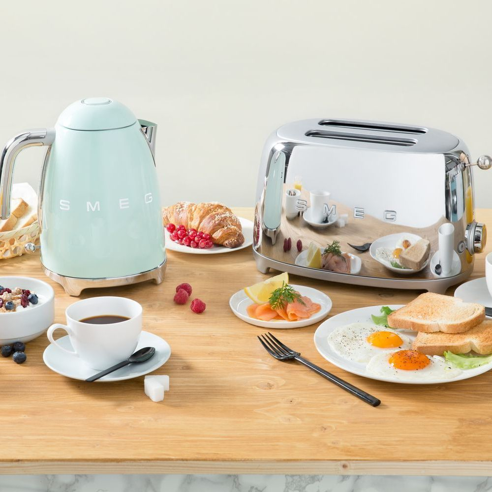 Тостер Smeg Стиль 50-х годов для 2 тостов хром Италия на столе