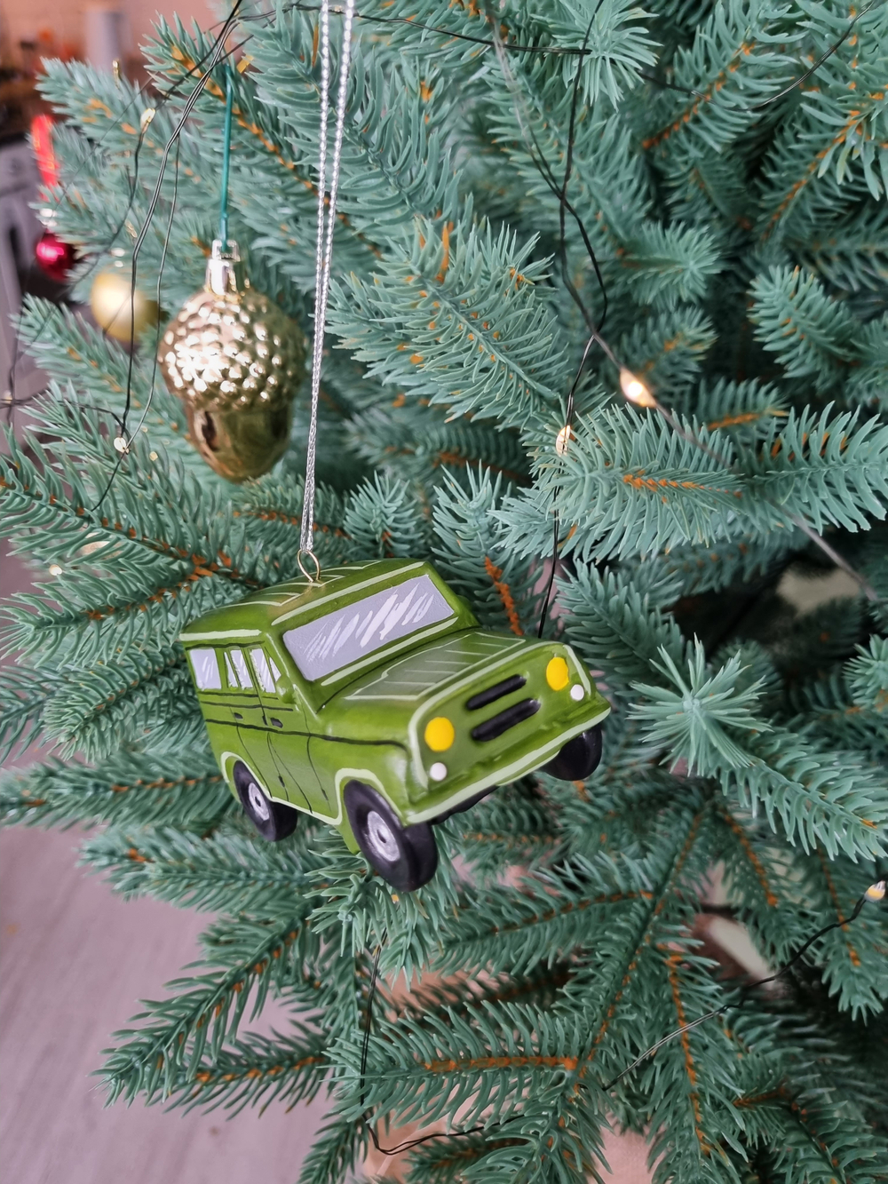 Фарфоровая игрушка "Машина УАЗ"