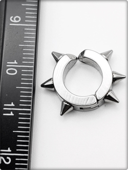 Клипса стальная с шипами для имитации пирсинга уха.