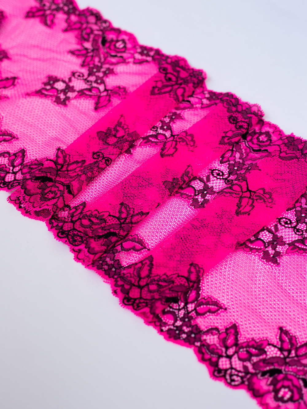 Эластичное кружево ярко-розовое неоновое с черным ширина 22 см