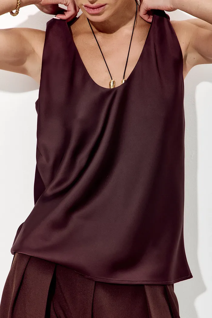 Майка из атласа с глубоким вырезом шоколадного цвета