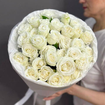 Монобукет с кустовыми пионовидными розами сорта "Мисс Бомбастик"