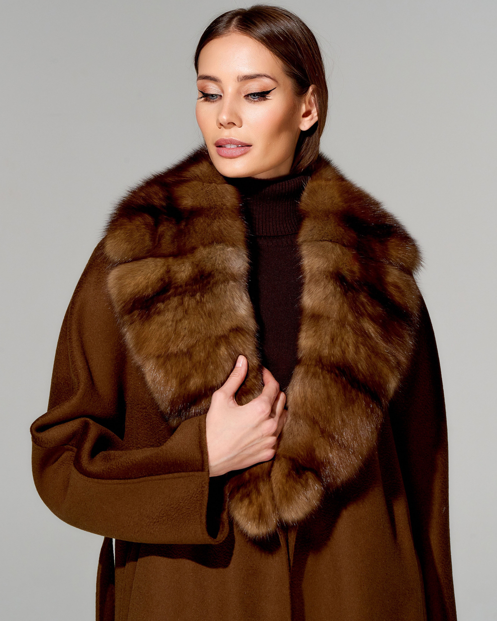 Пальто с меховой отделкой