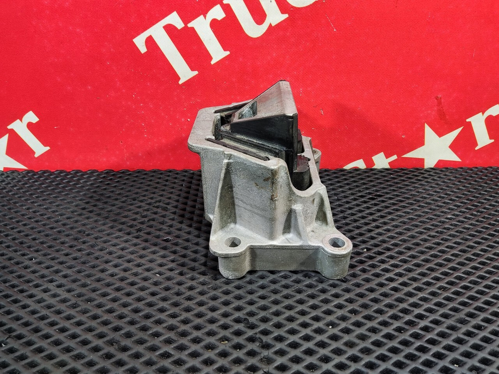 Подушка двигателя задняя