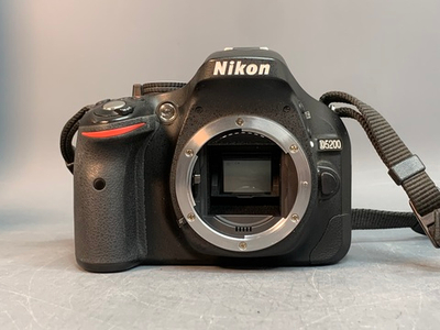 Nikon D5200 kit 18-55mm VR II 9.375 кадров