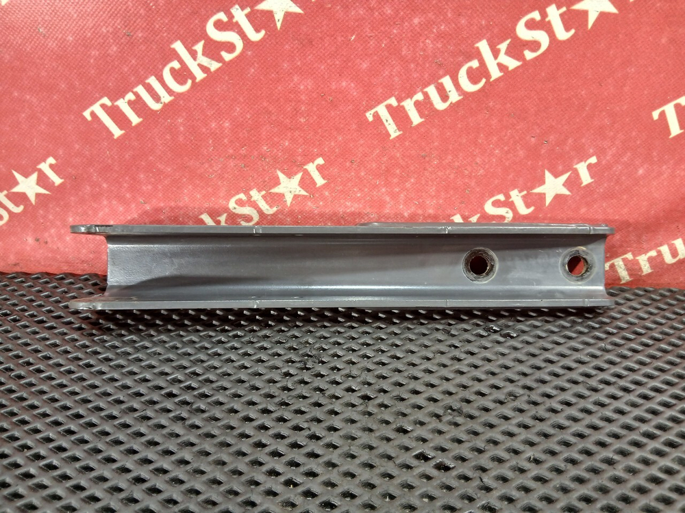 Кронштейн амортизатора кабины передний