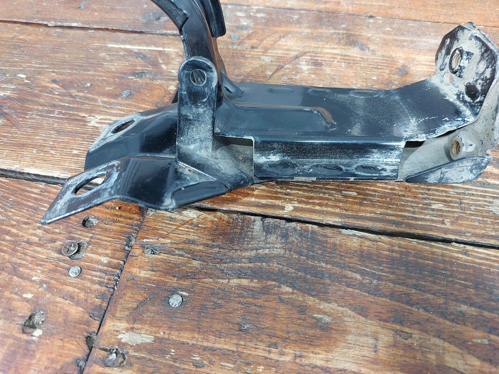 Кронштейн радиатора правый Volvo XC60 1 08-17 Б/У Оригинал 31261932