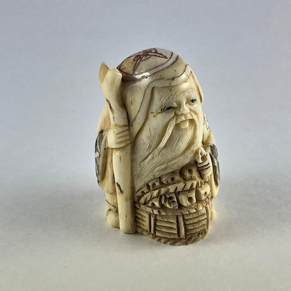 Статуэтка нэцкэ Фукурокудзю с посохом и корзиной рыбы