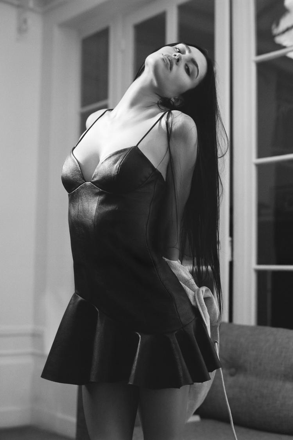 ZARA КОРОТКОЕ ПЛАТЬЕ ИЗ ИСКУССТВЕННОЙ КОЖИ С ВОЛАНАМИ, ЧЕРНЫЙ