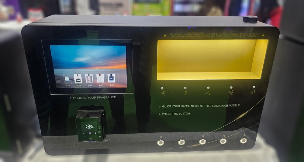 Вендинговый автомат с экраном для продажи парфюма