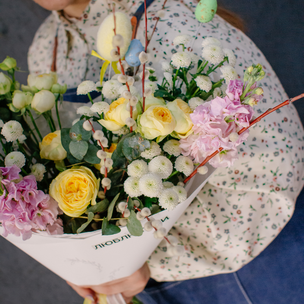 170. Нежный весенний букет с маттиолой и вербой