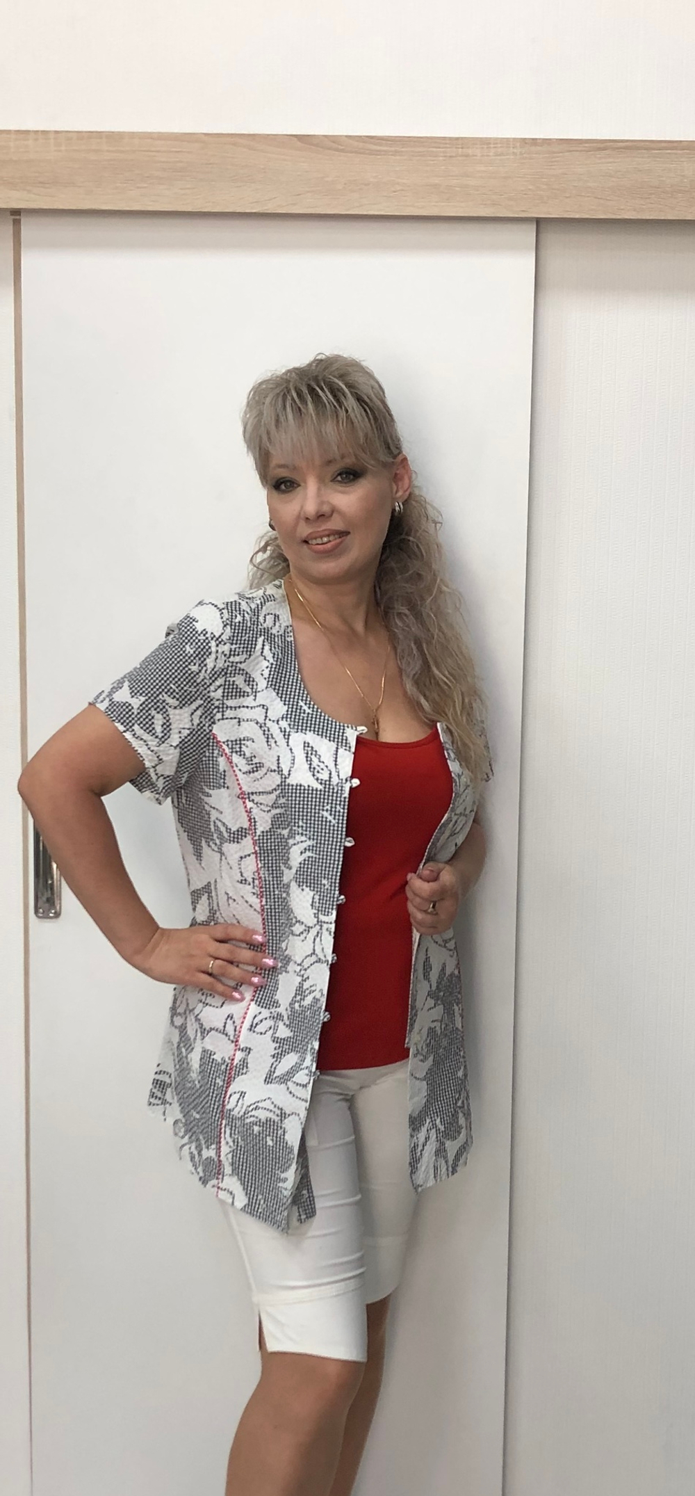 Светлый блузон с красной отстрочкой и "перфорацией" по ткани