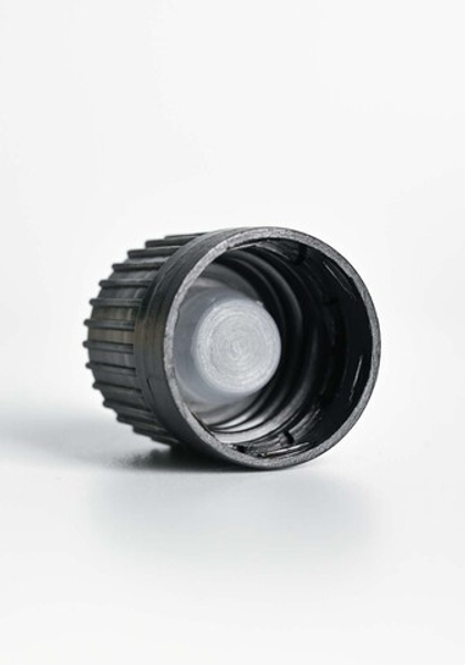 Крышка с глухой пробкой 18/410 черная с КПВ