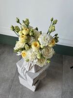 Свадебный букет из роз, белых диантусов и лизиантуса