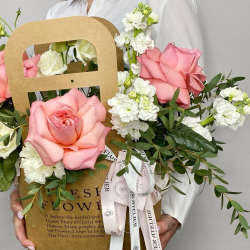 «Цветущий сад» пионовидные розы, ароматная маттиола и нежная эустома в стильной сумке