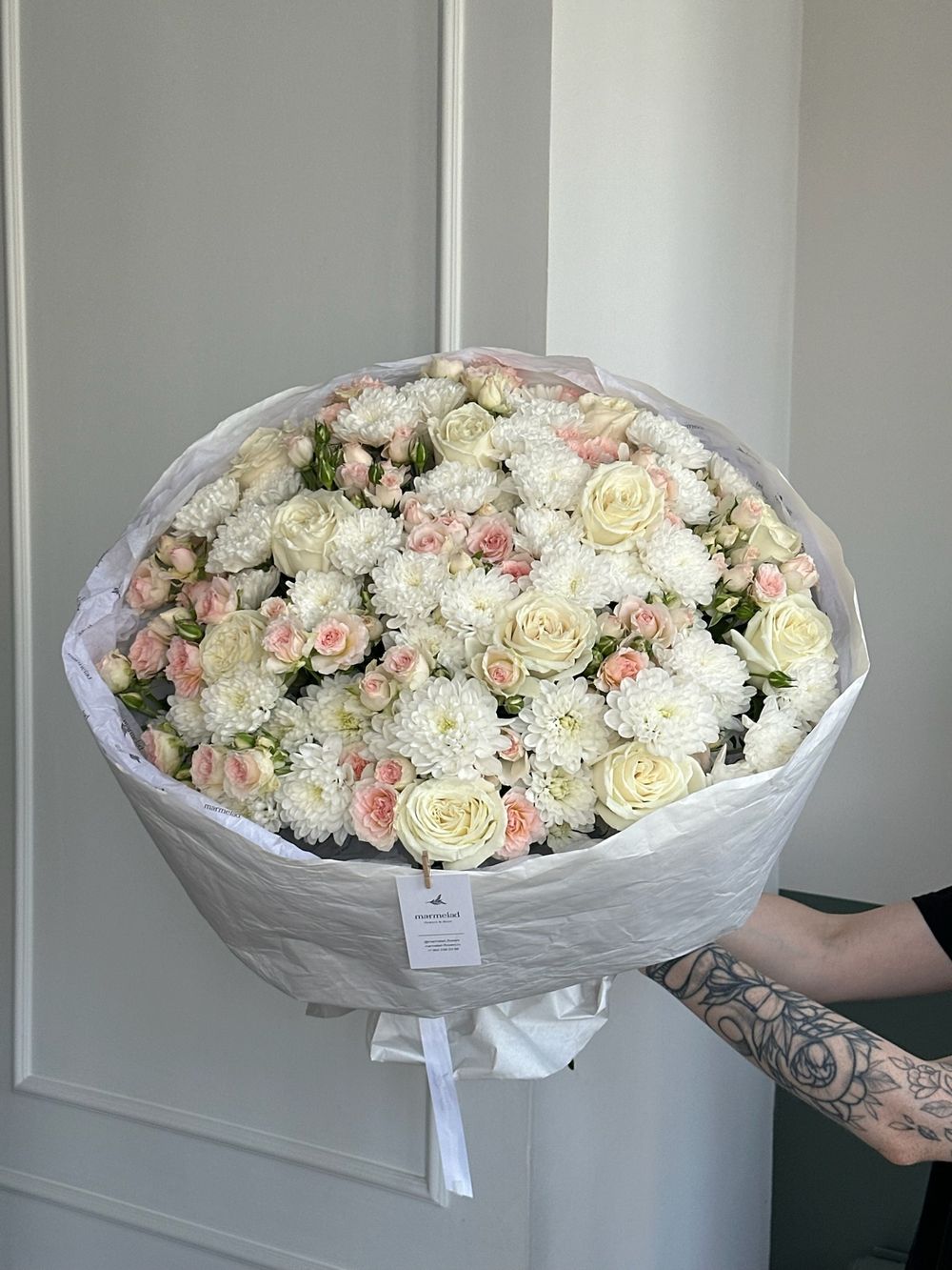 Гранд букет из кустовых роз, одноголовых роз и хризантемы