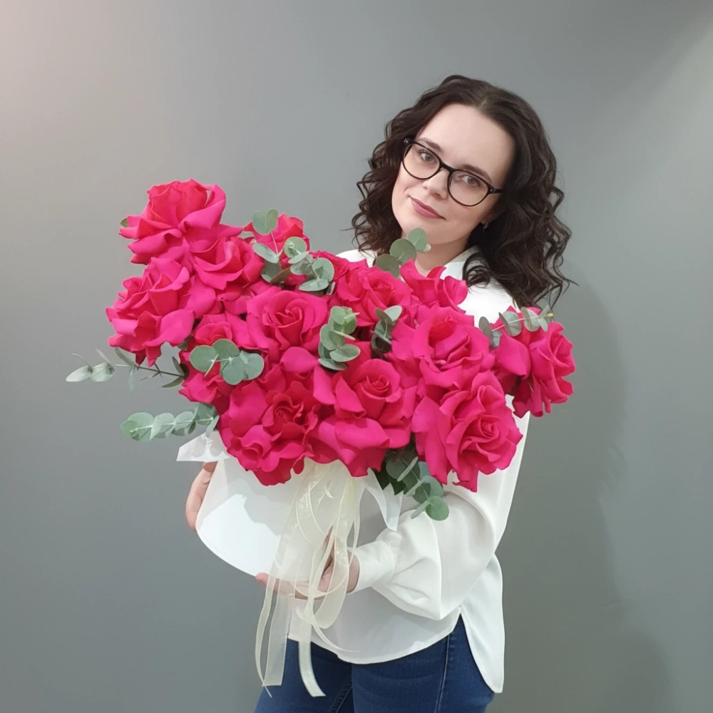 Девушка с розами в шляпной коробке.