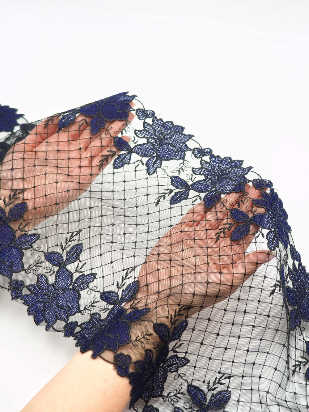 Вышивка на сетке черная с темно-синим неэластичная ширина 25 см ОТРЕЗЫ