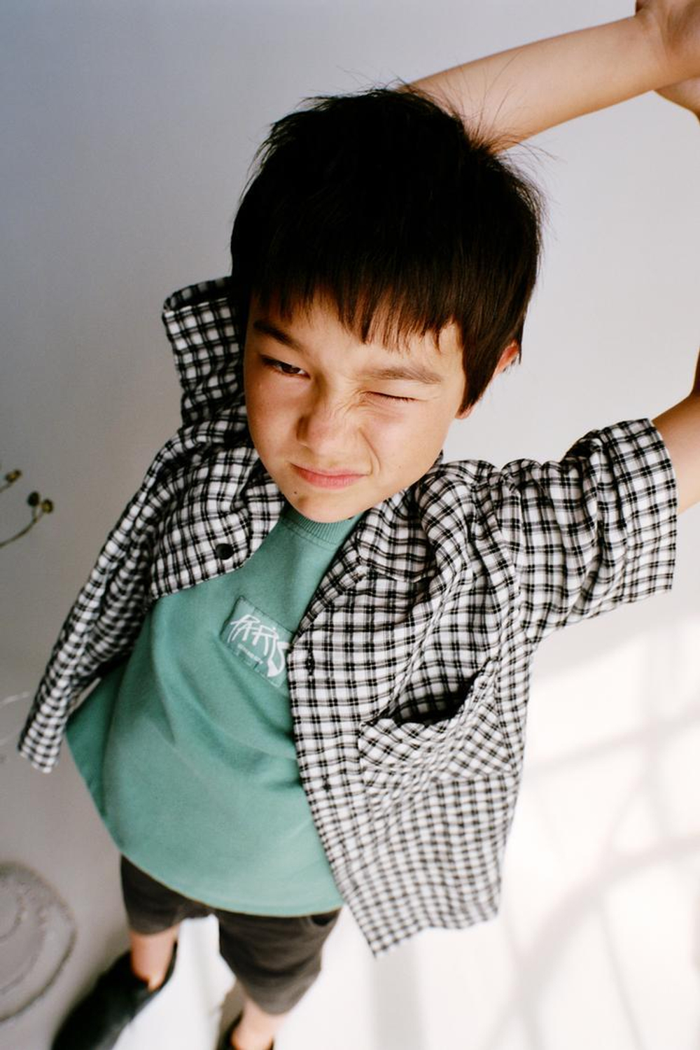 ZARA ФУТБОЛКА С ПРИНТОМ ГРАФФИТИ, ЗЕЛЕНЫЙ