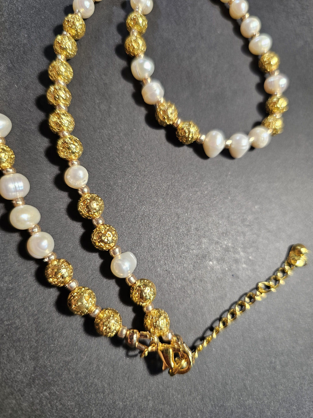 Комплект украшений авторский из натуральных камней. Колье и браслет "Золотая лава". Бижутерия на шею, на руку для женщин, девушек. Летнее женское украшение