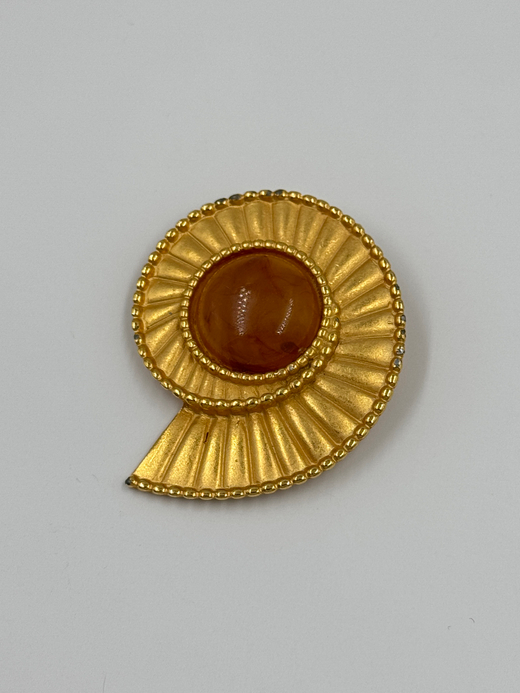 Брошь в виде ракушки с «янтарной» вставкой