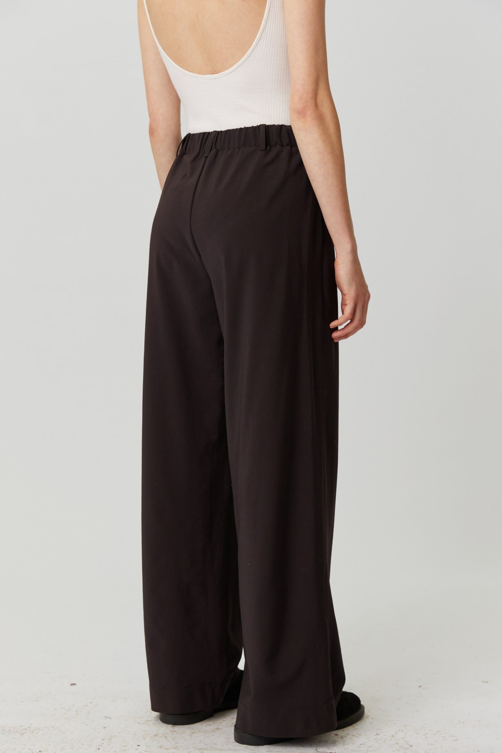 Брюки со складками из шоколадной шерсти