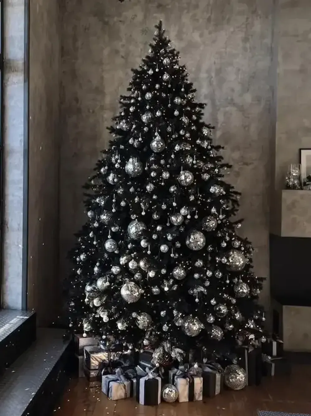 Искусственная черная елка «Торжественная» (Литая хвоя) от 1,8 м до 4 м