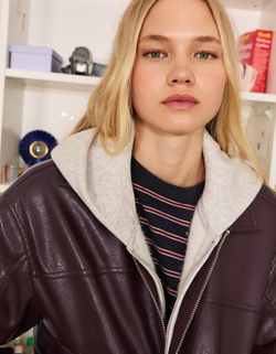 BERSHKA Куртка из искусственной кожи, бордовый