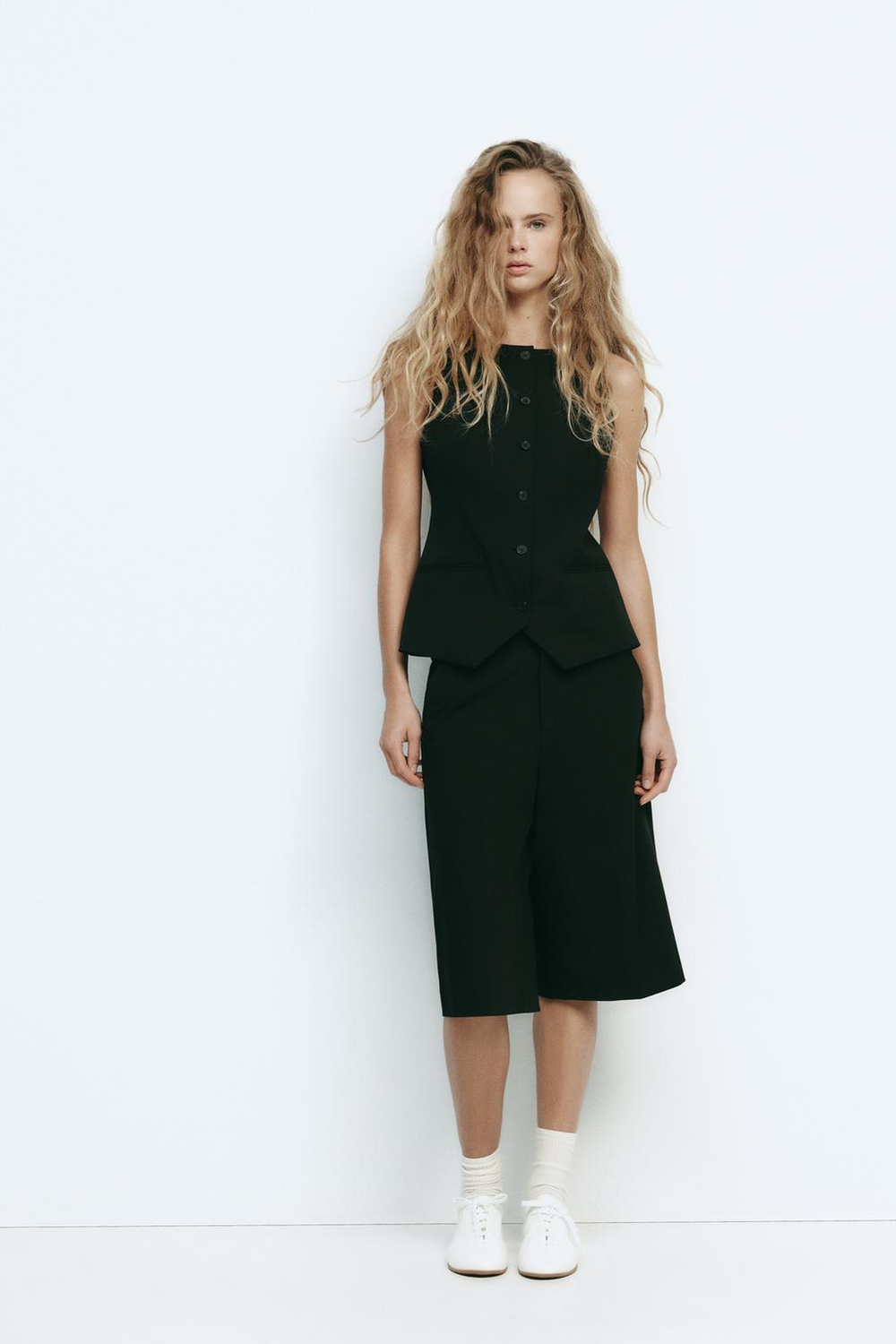 ZARA ОБЛЕГАЮЩИЙ ТОП-ЖИЛЕТ, ЧЕРНЫЙ