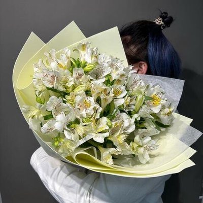 Букет "Вайтер" (11 белых альстромерий)