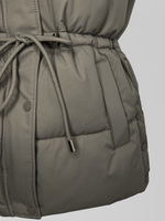 Жилетка YLL A1915 однотонная с капюшоном и утягивающим поясом на талии