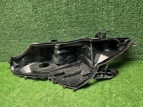 Стекло и корпус фары Toyota Camry xv70 (2017-2021)